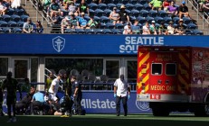 开云:Sounders GK Stefan Frei在救护车上与机组人员对抗